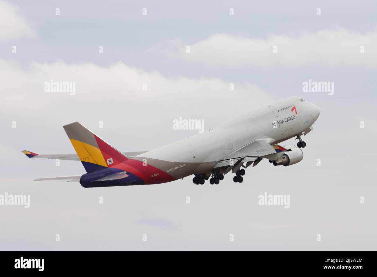 Asiana Cargo, Boeing 747 HL7620, verlässt den Stansted Airport, Essex, Großbritannien Stockfoto