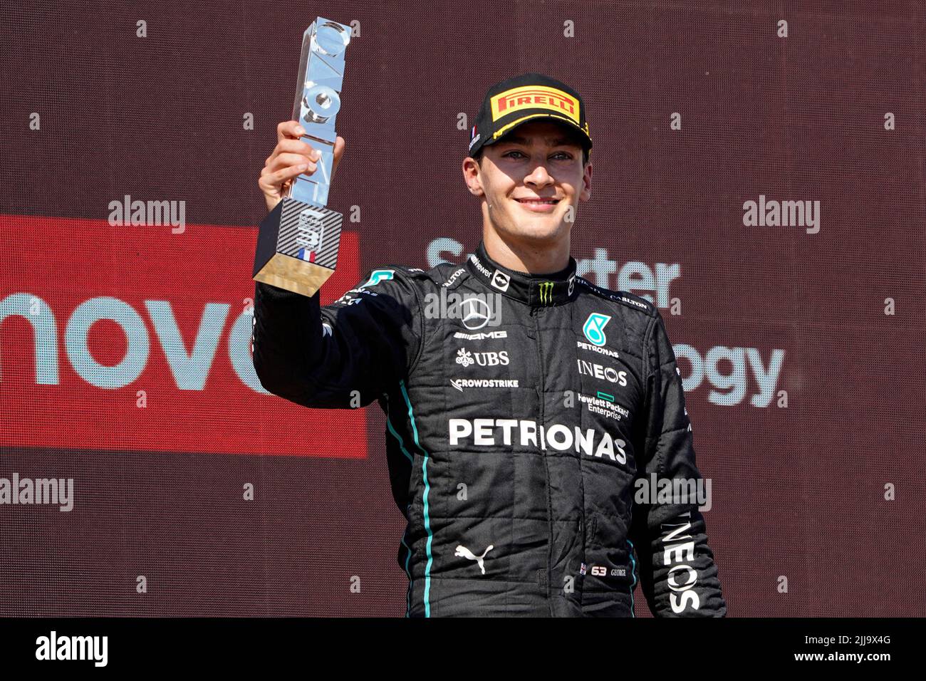Le Castellet, Mezzolombardo, Frankreich. 24.. Juli 2022. GEORGE RUSSEL aus Großbritannien und das Mercedes-AMG F1 Team stehen auf dem Podium des FIA Formel 1 Grand Prix von Frankreich 2022 auf dem Circuit Paul Ricard in Le Castellet, Frankreich. (Bild: © Daisy Facinelli/ZUMA Press Wire) Stockfoto