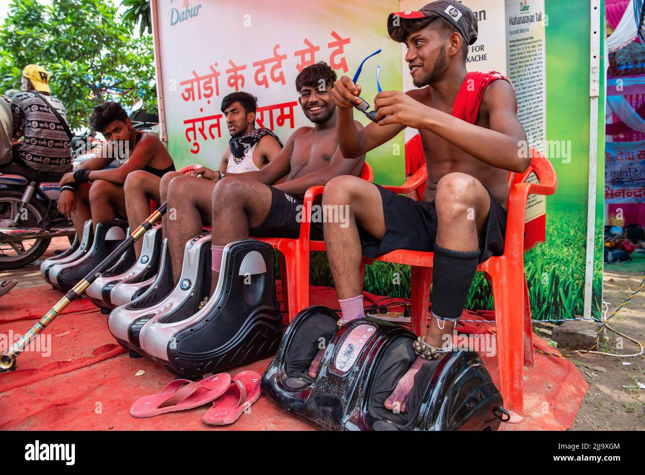 Kanwariya Nehmen Sie eine Fußmassage während des jährlichen Kanwar Yatra vor dem Shivratri Festival auf der Delhi Meerut Straße, Ghaziabad. Der Monat Sravana (der vierte Monat des Hindu-Kalenders) ist Lord Shiva gewidmet. Während der jährlichen Monsunsaison tragen Tausende von safrangekleideten Pilgern Wasser aus dem Ganges in Haridwar, Gangotri oder Gaumukh und kehren in ihre Heimatorte zurück, wo sie später als Dankesgeste Abhisheka (Salbung) der Shivalingas in den lokalen Shiva-Tempeln durchführen. (Foto von Pradeep Gaur/SOPA Images/Sipa USA) Stockfoto