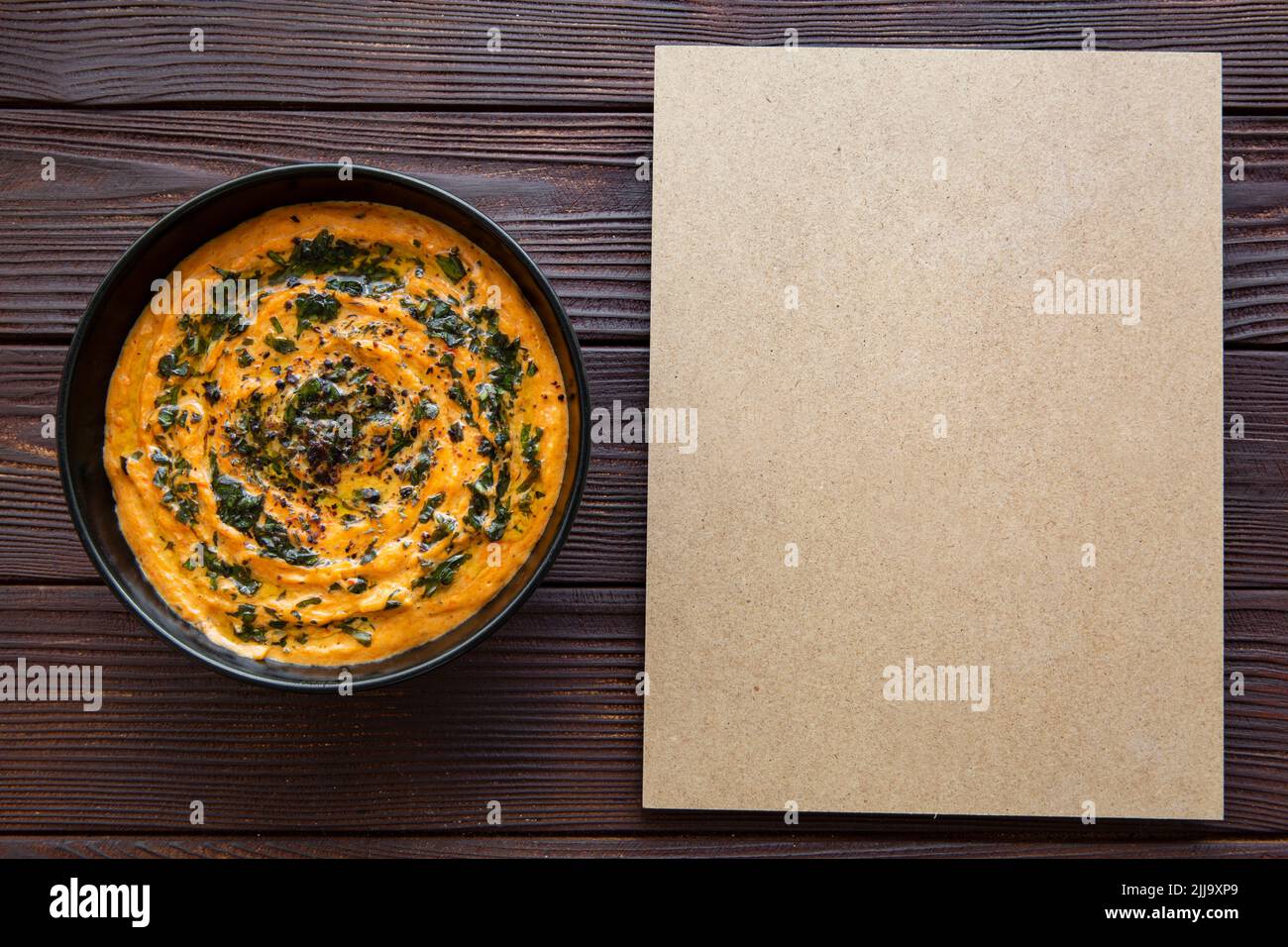 Leckere Kürbiscremesuppe, Platz für Text und Rezept, Draufsicht. Stockfoto