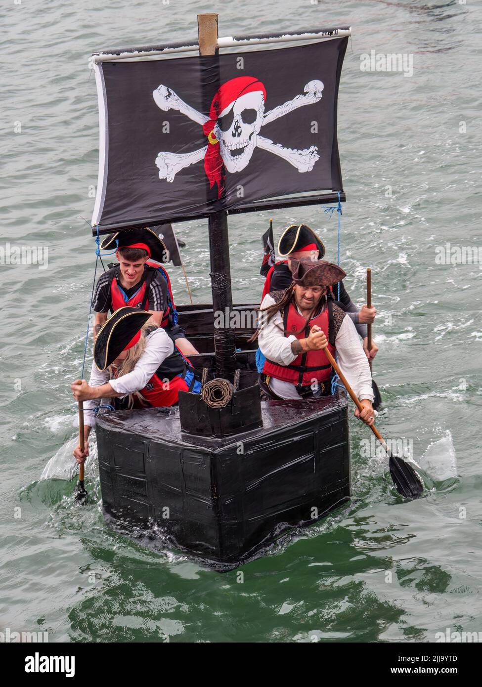 BIDEFORD, DEVON, ENGLAND - JULI 24 2022: Teilnehmer am jährlichen Water Festival Cardboard Boat Race, River Torridge. Regentag. Stockfoto