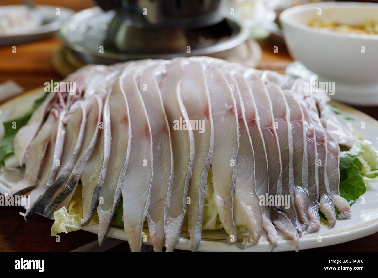 In Scheiben geschnittenes rohes Fischfleisch aus Stachelrochen. Stockfoto