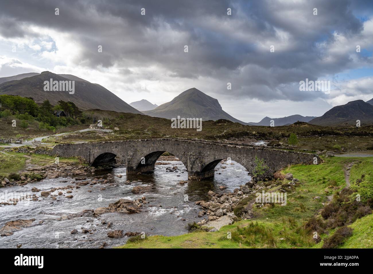 Die Alte Brücke in Sligachan mit Marco in der Ferne Stockfoto