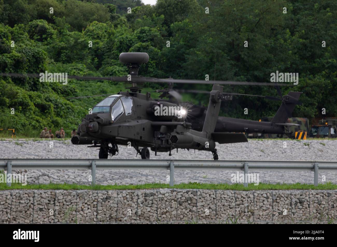 An AH-64E Apache Helicopter pilots assigned to 4-2 Attack Bataillon, 2. Combat Aviation Brigade, 2. Infantry Division, führt System Pre-Flight-Kontrollen während der kombinierten Einheiten Luftgewehrtechnik Qualifikationen, 21. Juli 2022, Rodriguez Live Fire Complex, Republik Korea. Piloten der AH-64E müssen sich für alle Apaches Waffensysteme qualifizieren. (USA Armeefoto von Sgt. Oscar Toscano) Stockfoto