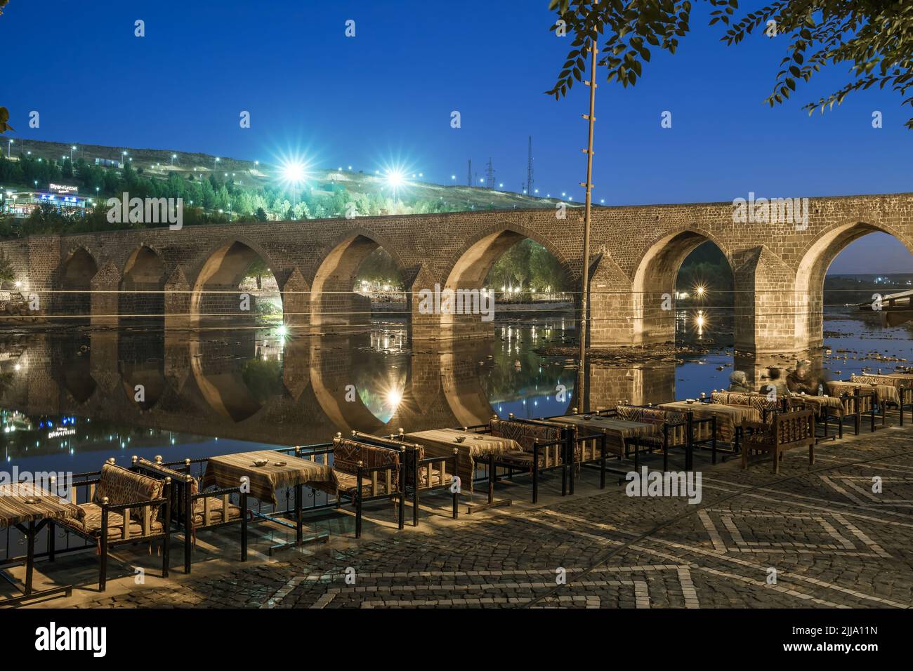 Diyarbakir, Türkei historischer zehnäugiger Brückenblick über den Fluss Tigris bei Nacht, Türkei Stockfoto