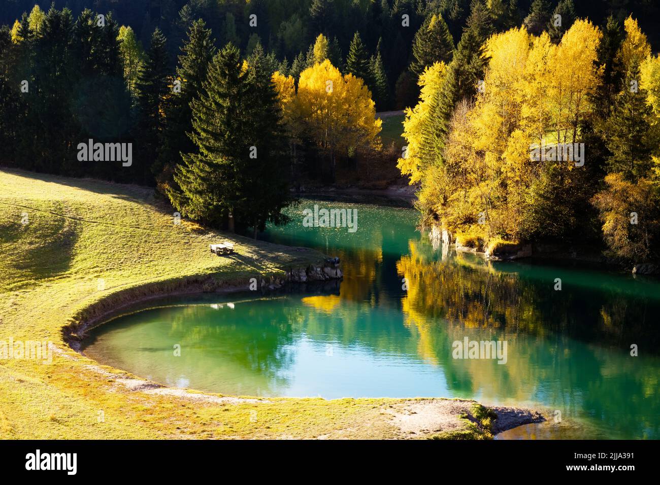 Sonnige Herbstansicht des Soraga Sees in Soraga di Fassa Dorf, Provinz Trient, Italien, Dolomiten Alpen. Landschaftsfotografie Stockfoto