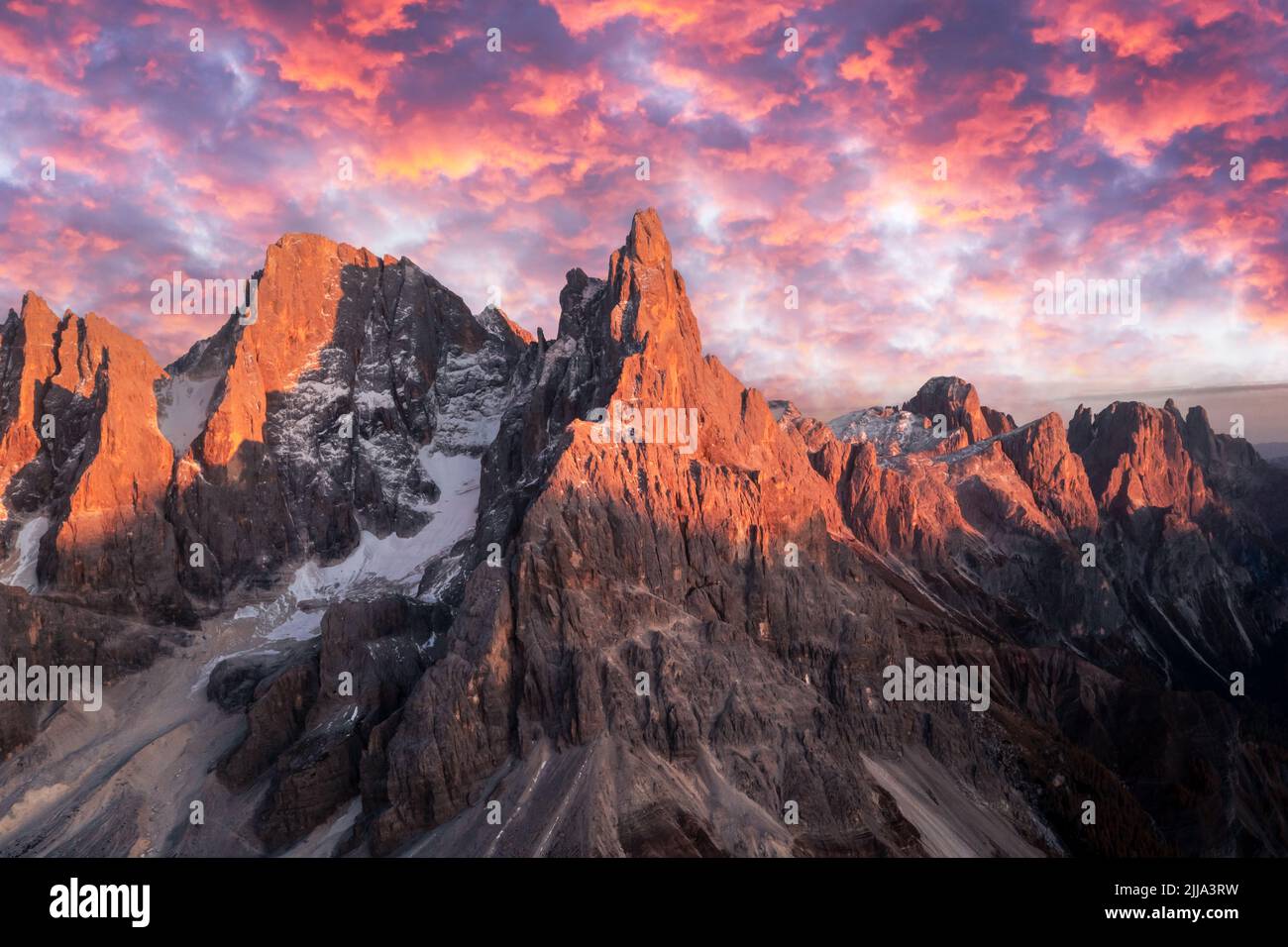 Pale di San Martino Berggruppe bei Sonnenuntergang. Hohe Berge mit Gletscher, der durch das Licht des Sonnenuntergangs leuchtet. San Martino di Castrozza, Dolomiten, Trentino, Italien Stockfoto