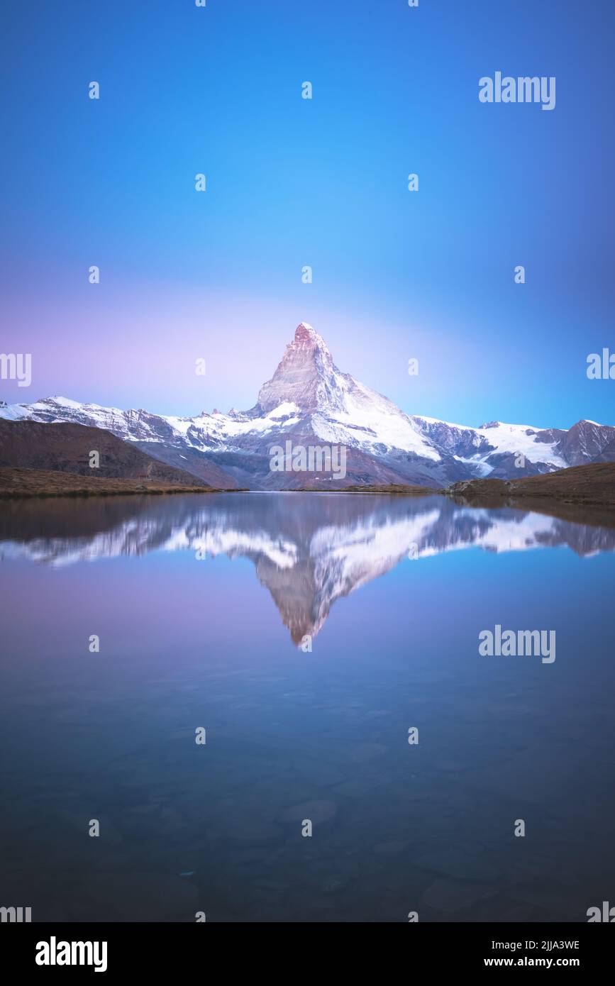 Malerische Landschaft mit bunten Sonnenaufgang am Stellisee See. Snowy Matterhorn Matterhorn Gipfel mit Reflexion in klares Wasser. Zermatt, Schweizer Alpen Stockfoto