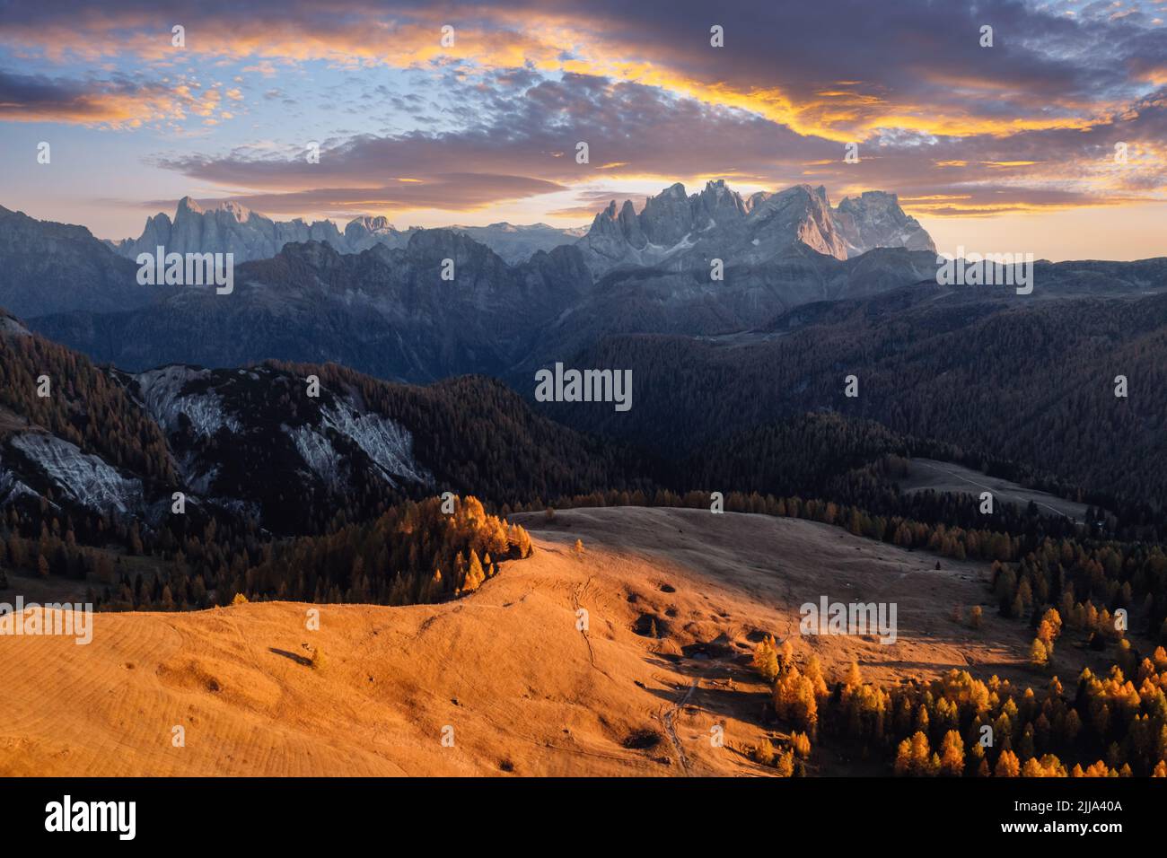 Unglaublicher Herbstblick im Valfreda-Tal in den italienischen Dolomiten. Gelbes Gras, orange Lärchen Wald und schneebedeckte Berge Gipfel auf dem Hintergrund. Dolomiten, Italien. Landschaftsfotografie Stockfoto