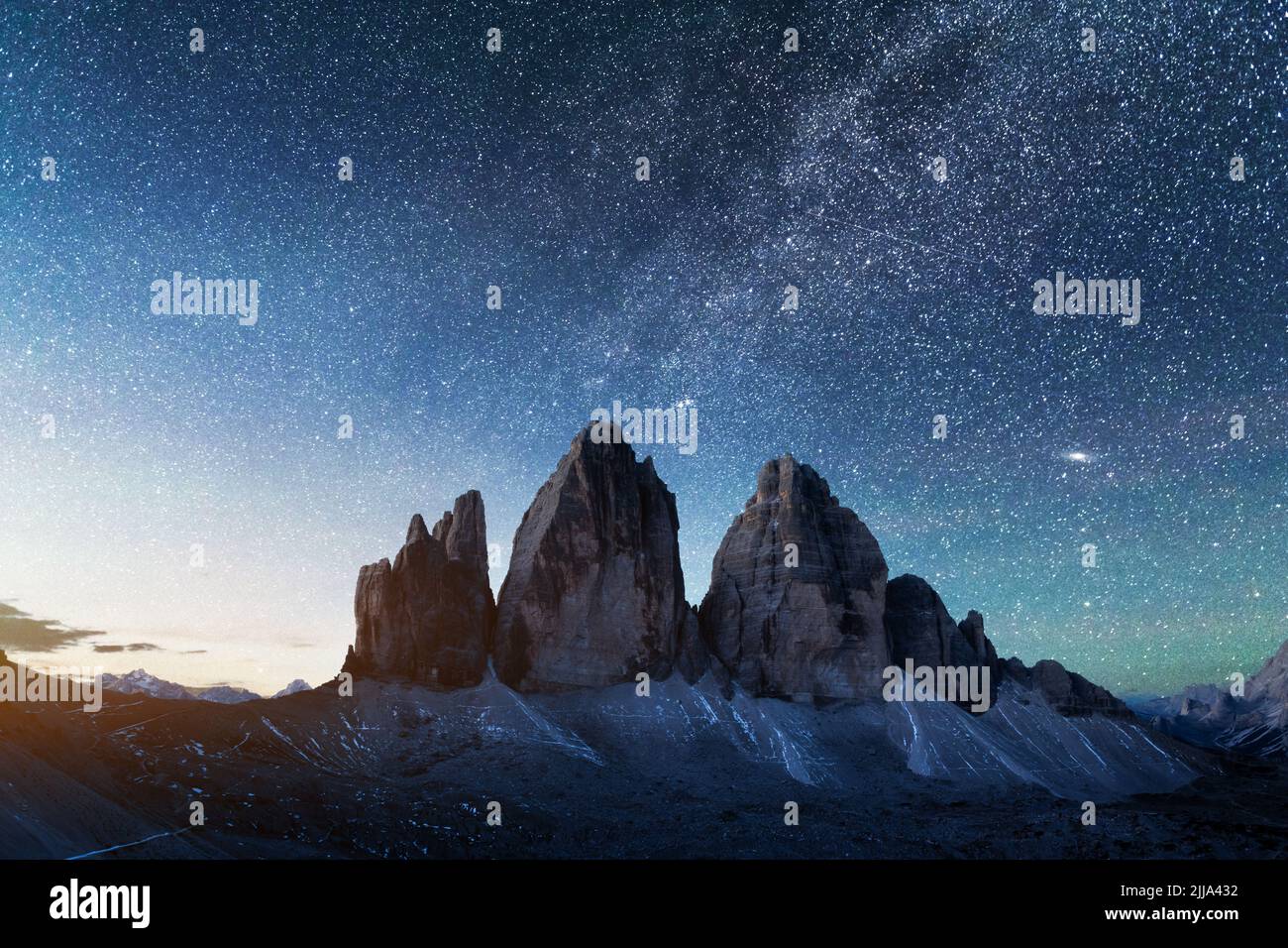 Grünes Zelt von innen beleuchtet vor dem Hintergrund des unglaublichen Sternenhimmels und der drei Gipfel des Lavaredo-Gebirges. Nationalpark Tre Cime di Lavaredo, Dolomiten, Italien. Landschaftsfotografie Stockfoto