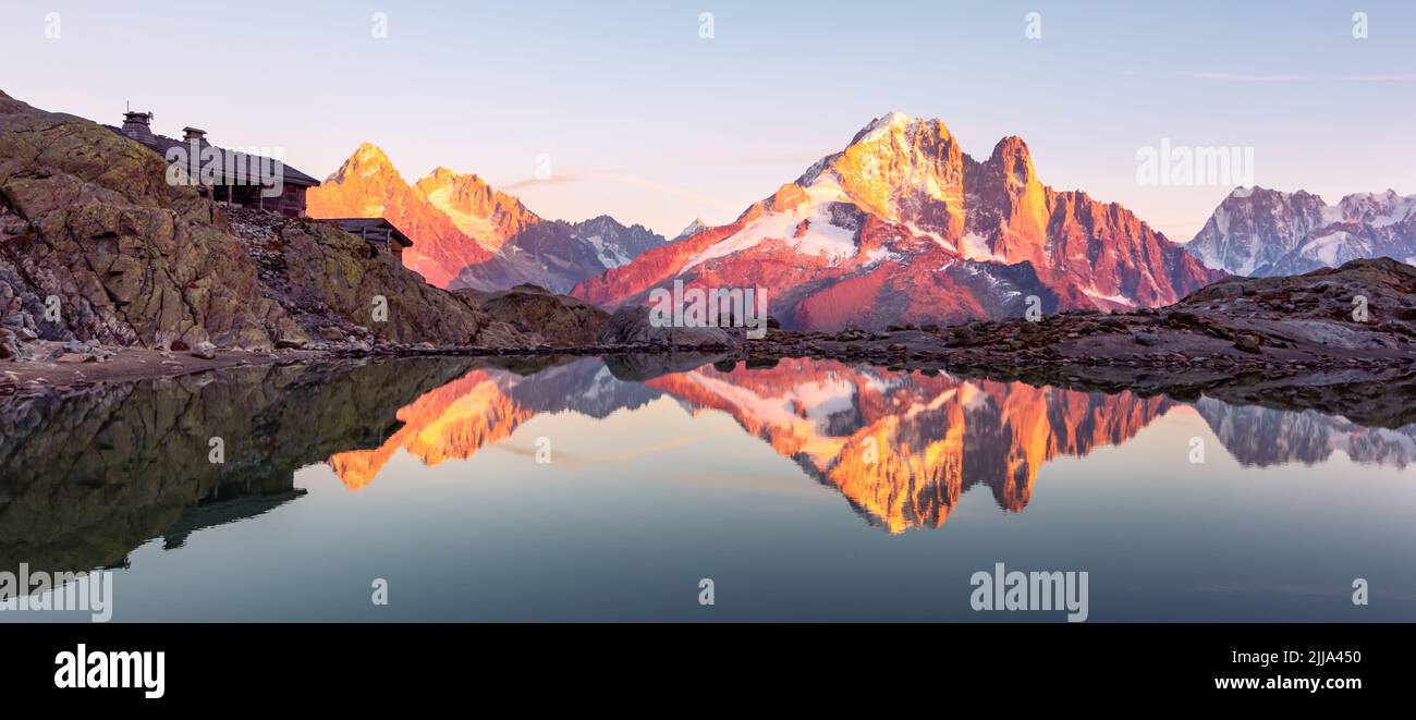 Sonnenuntergang am Lac Blanc See in Frankreich Alpen. Monte Bianco Bergkette im Hintergrund. Vallon de Berard Nature Preserve, Chamonix, Graian Alps. Landschaftsfotografie Stockfoto