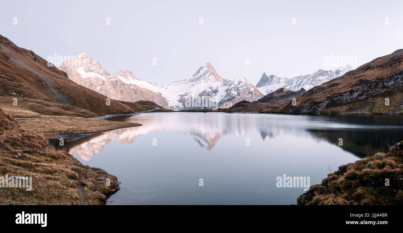 Bachalpsee in Schweizer Alpen. Verschneite Gipfel von Wetterhorn, Mittelhorn und Rosenhorn im Hintergrund. Grindelwald Tal, Schweiz. Landschaftsfotografie Stockfoto