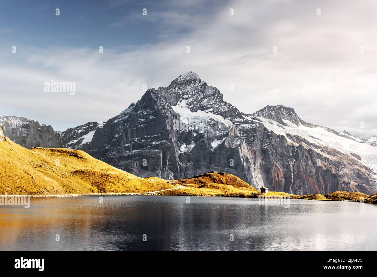 Bachalpsee in Schweizer Alpen. Verschneite Gipfel von Wetterhorn, Mittelhorn und Rosenhorn im Hintergrund. Grindelwald Tal, Schweiz. Landschaftsfotografie Stockfoto