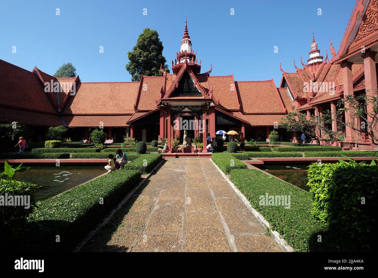Blick auf den buddhistischen Tempel Wat Phnom Hill, eine Pagode in der Hauptstadt Phnom Penh, Kambodscha. Stockfoto