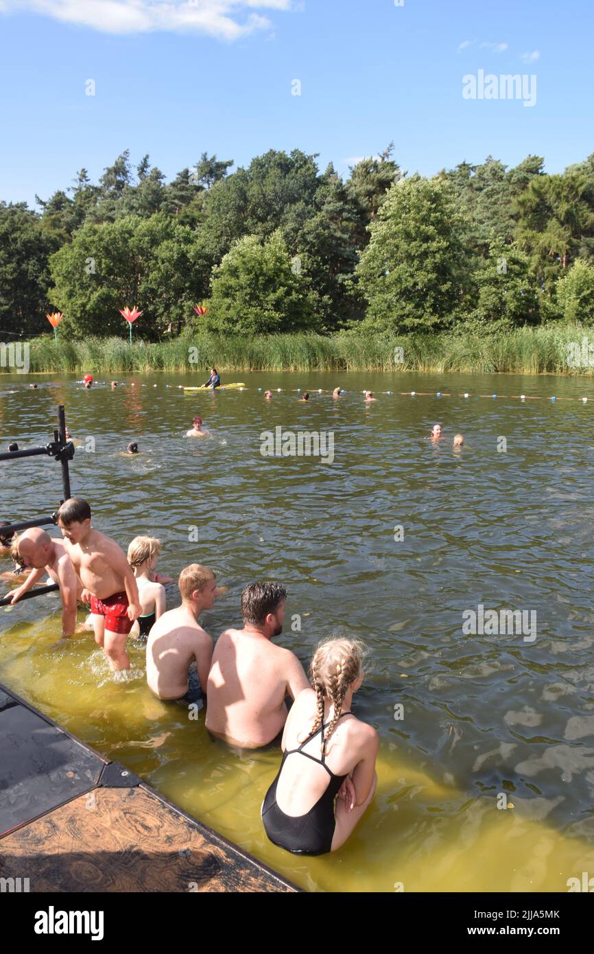 Henham Park, Suffolk, England. 22.. Juli 2022, Latitude Festival - Schwimmen im See eine perfekte Möglichkeit, sich in der Hitze abzukühlen. Kredit: Liz Somerville/Alamy Live Nachrichten Stockfoto