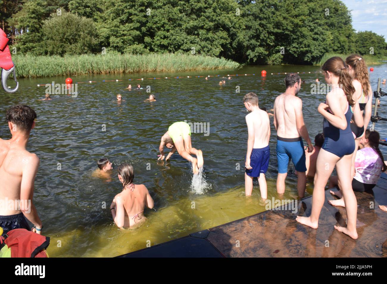 Henham Park, Suffolk, England. 22.. Juli 2022, Latitude Festival - Schwimmen im See eine perfekte Möglichkeit, sich in der Hitze abzukühlen. Kredit: Liz Somerville/Alamy Live Nachrichten Stockfoto