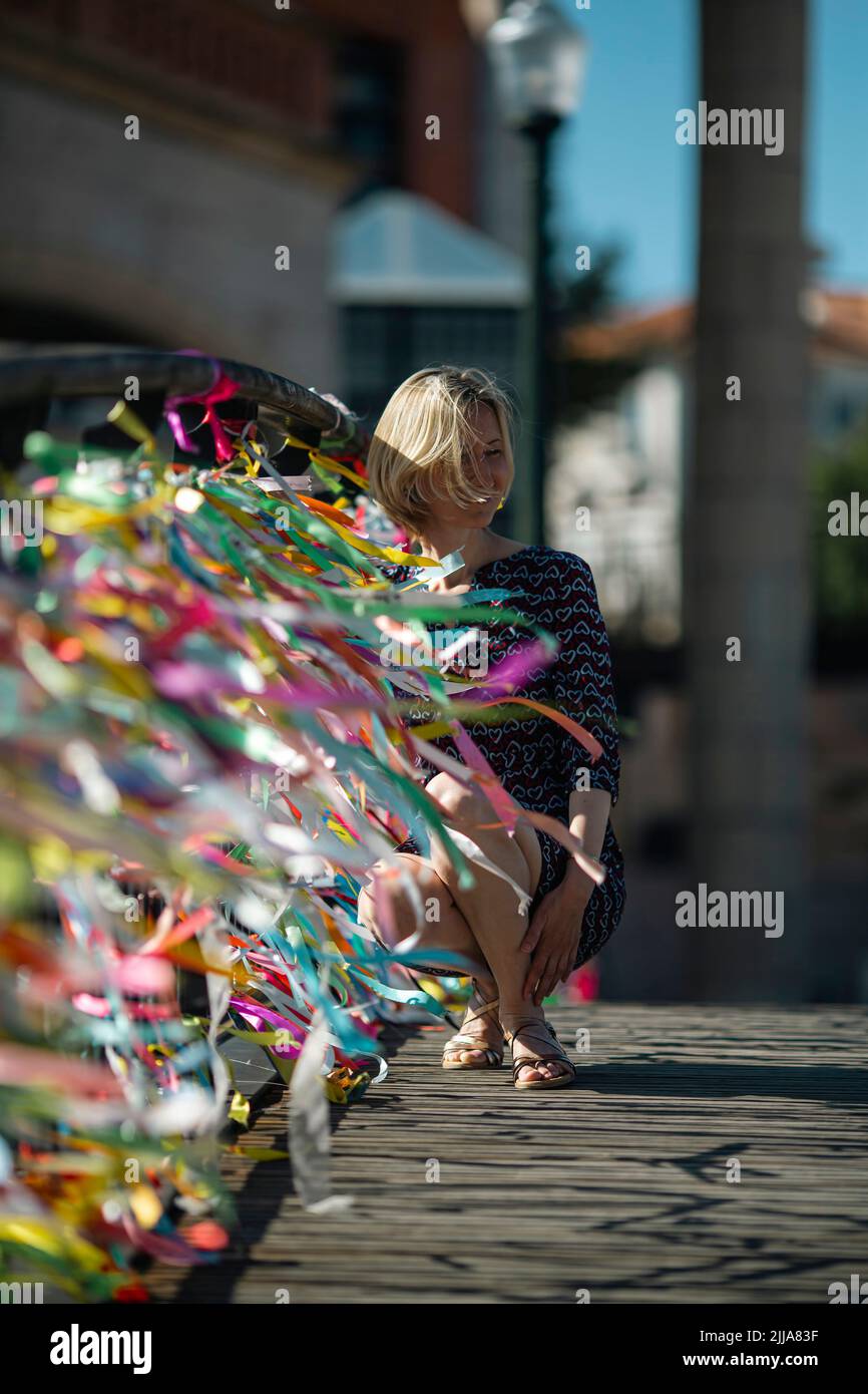 Eine Frau sitzt auf der kleinen Brücke in Aveiro, Portugal. Stockfoto