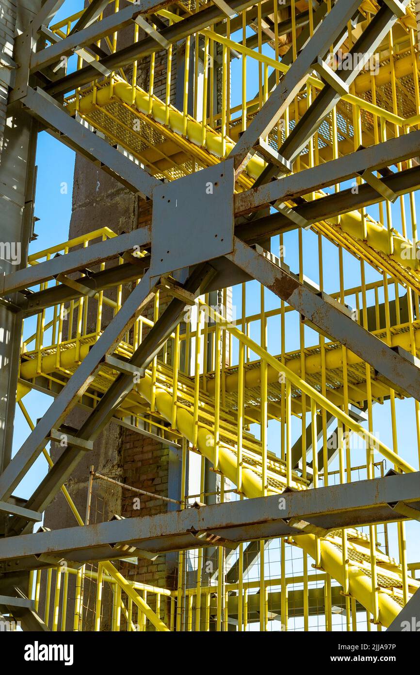 Leistungsstarke industrielle Leiter aus Metall und Metallbinder mit Nieten Stockfoto