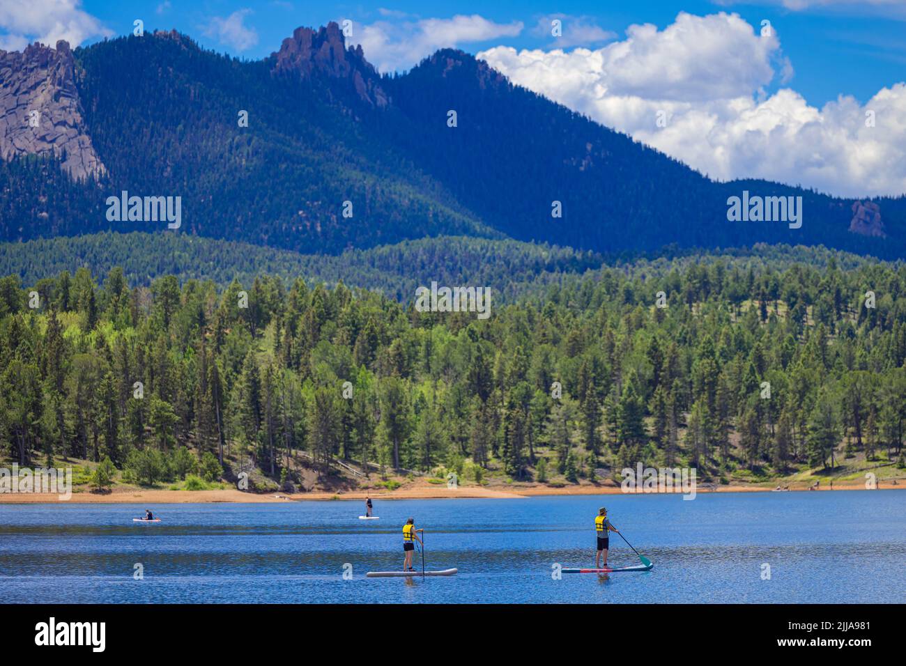 Catamount Lake am Pikes Peak. Antiquitätenradio neben einer antiken Lampe auf einer antiken Kommode mit einem Rosenfoto Stockfoto