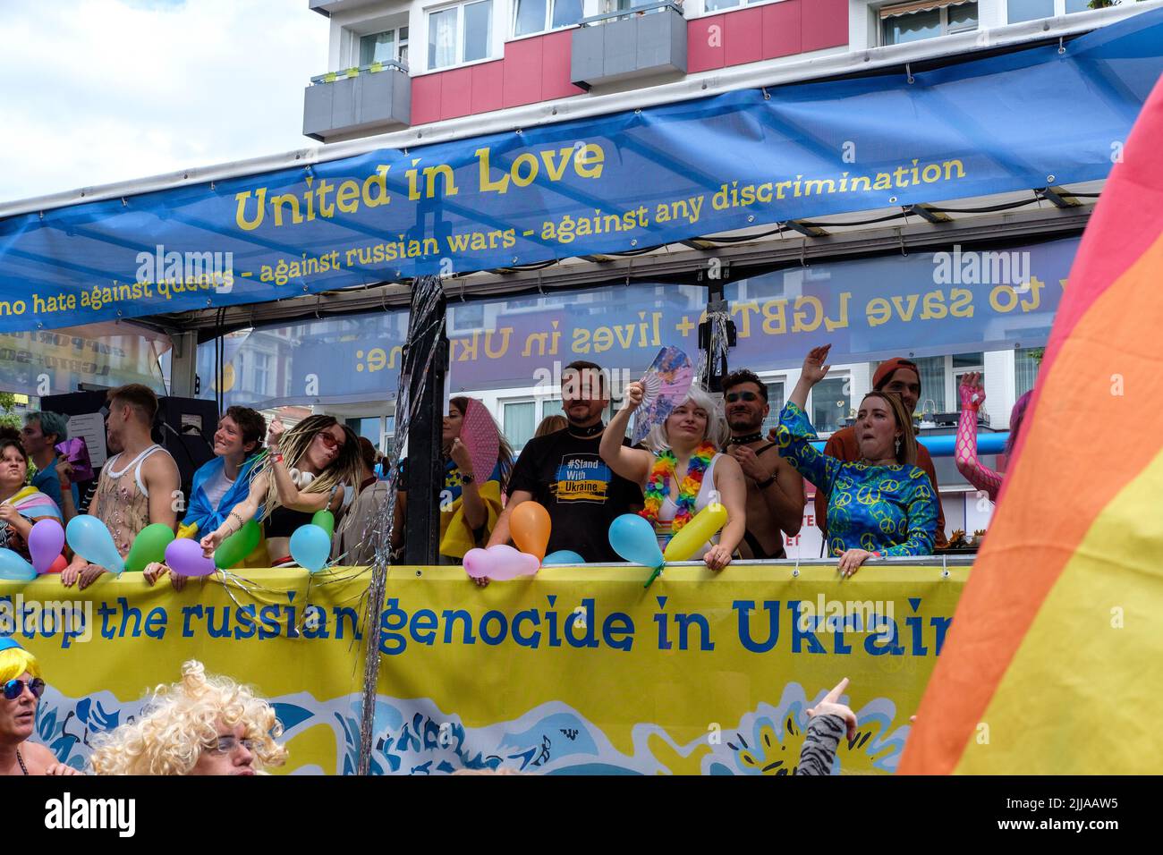 BERLIN, DEUTSCHLAND - 23. JULI 2022: Ukrainischer Festwagen bei der Pride Parade (CSD) in Berlin, Deutschland am 23. Juli 2022. Stockfoto