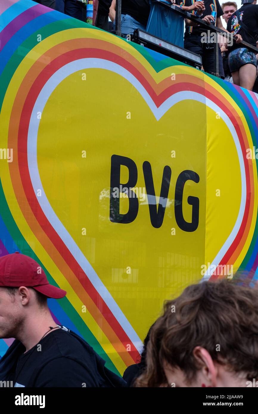 BERLIN, 23. JULI 2022: Der Berliner Verkehrsunternehmer BVG ist am 23. Juli 2022 auf der Pride-Parade (CSD) in Berlin. Stockfoto