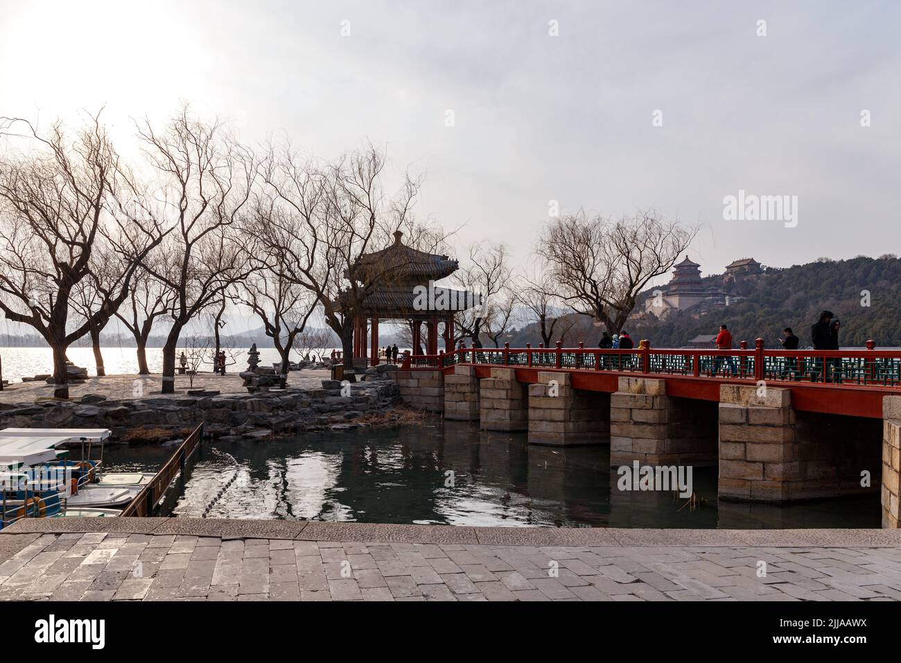 Am See am Sommerpalast in Peking, China im März 2018. Stockfoto