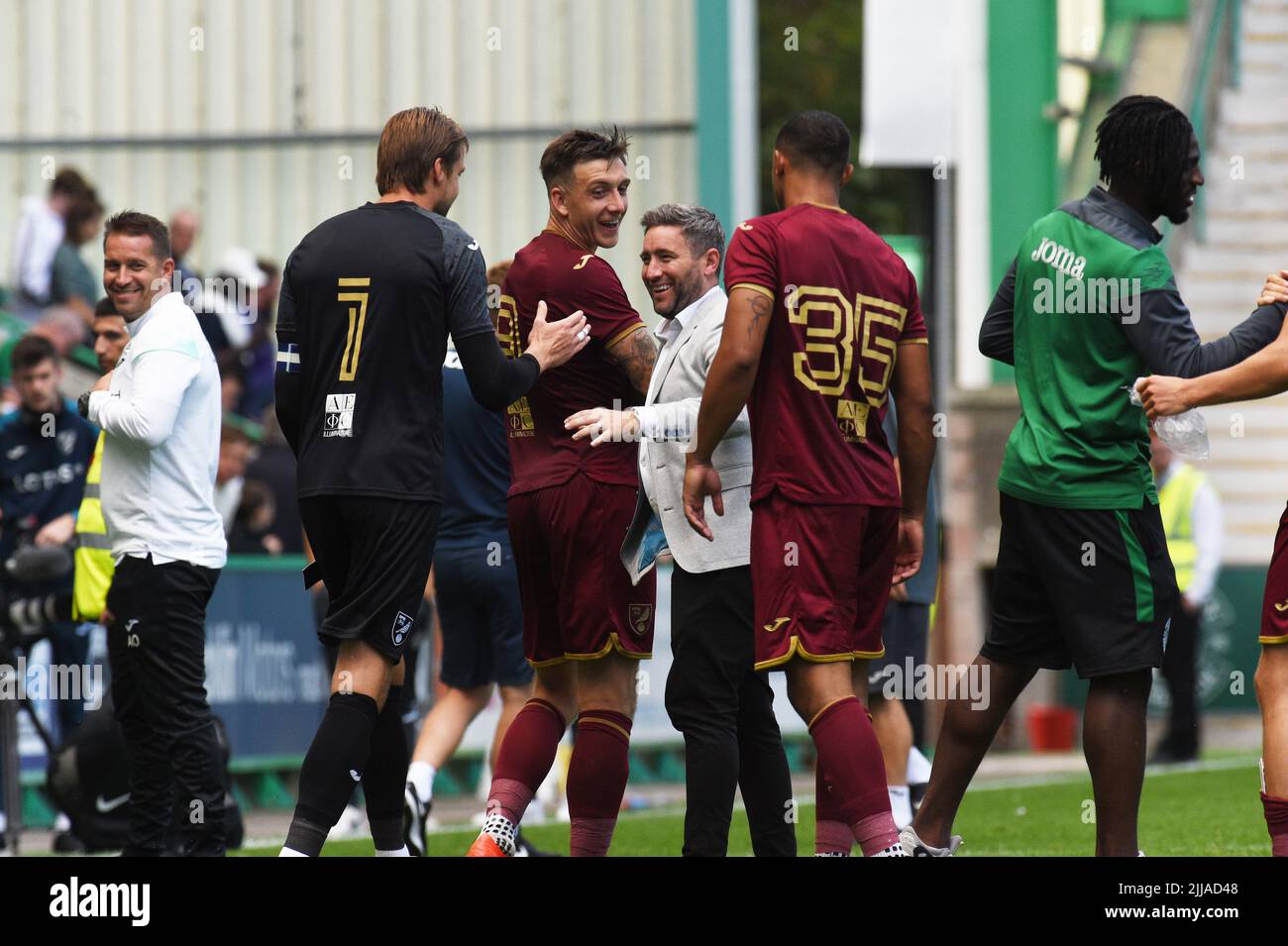 Easter Road Stadium, Edinburgh.Schottland Großbritannien. 24.. Juli 22 Hibernian vs Norwich Freundschaftsspiel vor der Saison. Hibs Manager Lee Johnston teilt einen Witz mit Norwich-Keeper Tim Krul, Jordan Hugill & Adam Idah in Vollzeit. Kredit: eric mccowat/Alamy Live Nachrichten Stockfoto