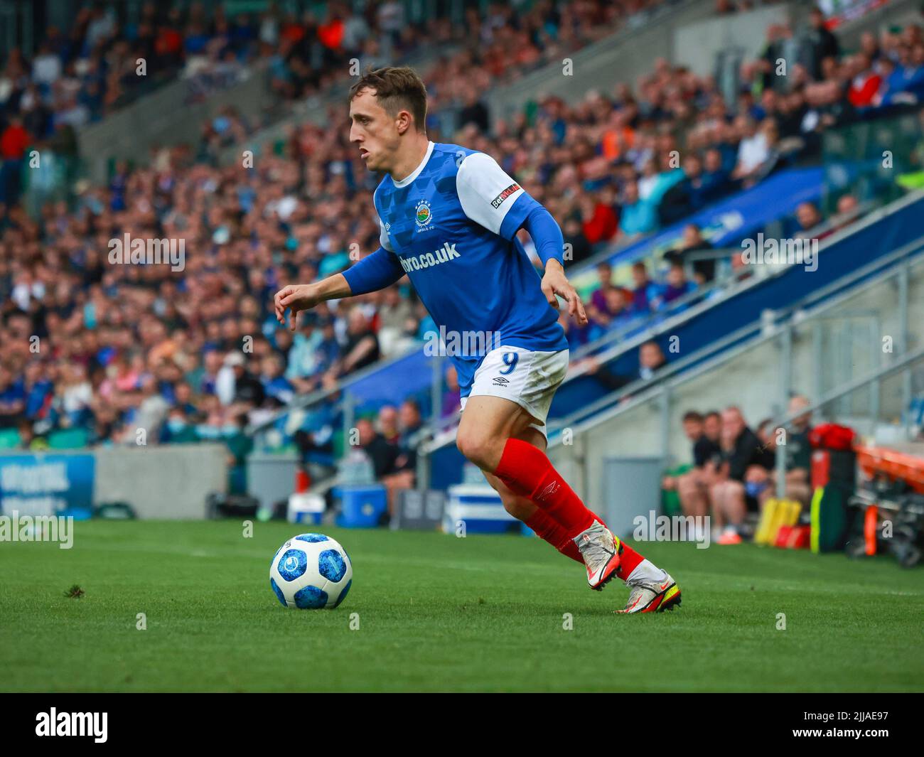 Windsor Park, Belfast, Nordirland, Großbritannien. 13. Juli 2022. UEFA Champions League erste Qualifikationsrunde (zweite Etappe) – Linfield gegen TNS. Fußballspieler in Aktion Linfield Fußballspieler Joel Cooper (9). Stockfoto