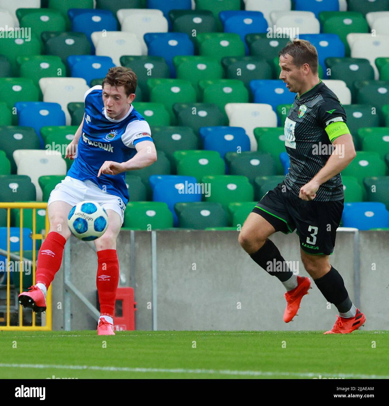 Windsor Park, Belfast, Nordirland, Großbritannien. 13. Juli 2022. UEFA Champions League erste Qualifikationsrunde (zweite Etappe) – Linfield gegen TNS. Fußballspieler in Aktion Linfield Fußballspieler Daniel Finlayson (18). Stockfoto