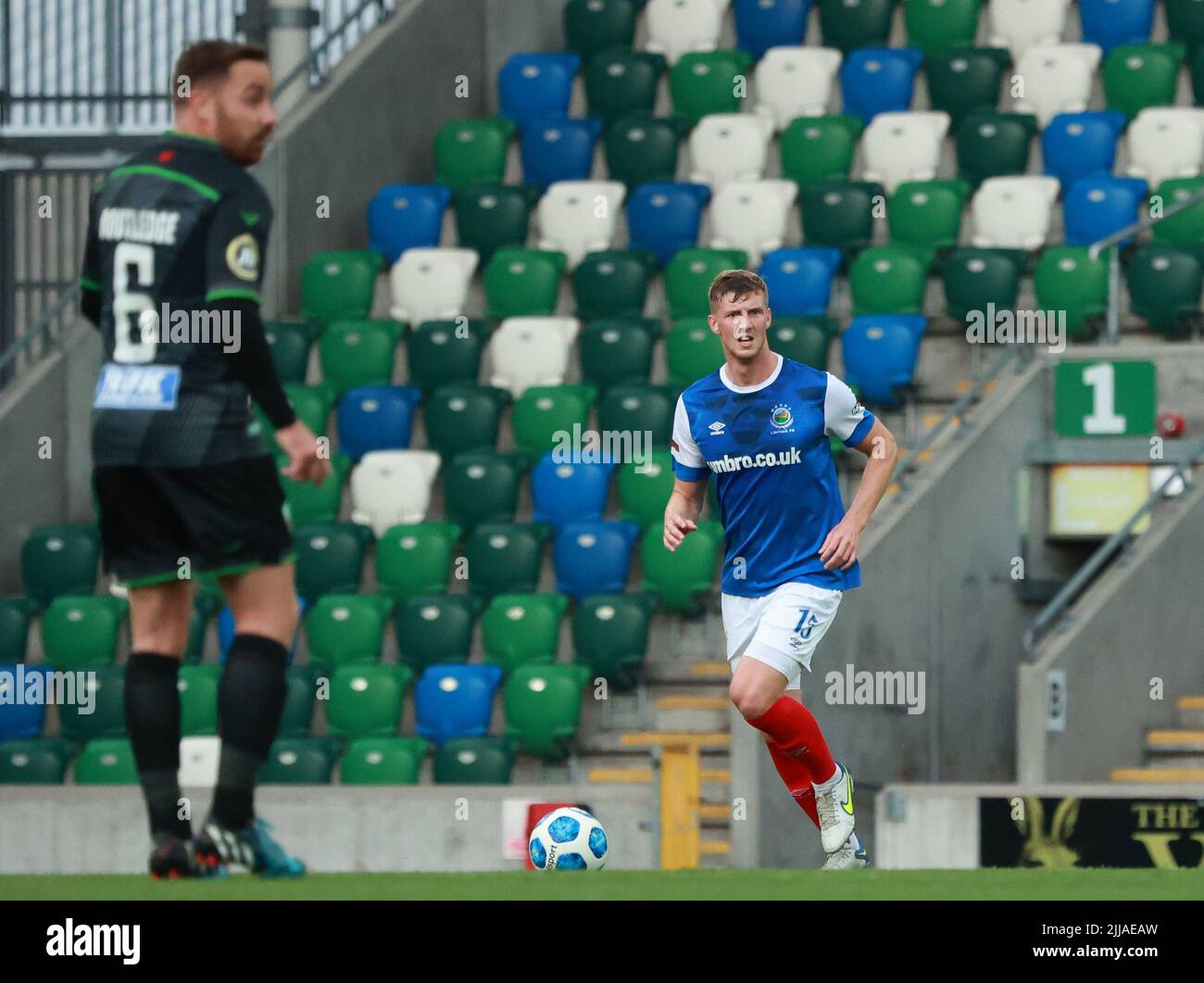 Windsor Park, Belfast, Nordirland, Großbritannien. 13. Juli 2022. UEFA Champions League erste Qualifikationsrunde (zweite Etappe) – Linfield gegen TNS. Fußballspieler in Aktion Linfield Fußballspieler Ben Hall (15). Stockfoto