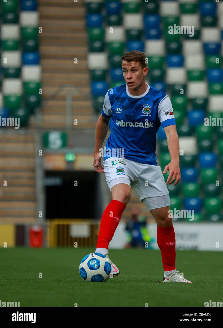 Windsor Park, Belfast, Nordirland, Großbritannien. 13. Juli 2022. UEFA Champions League erste Qualifikationsrunde (zweite Etappe) – Linfield gegen TNS. Fußballspieler in Aktion Fußballspieler Kyle McClean (8). Stockfoto