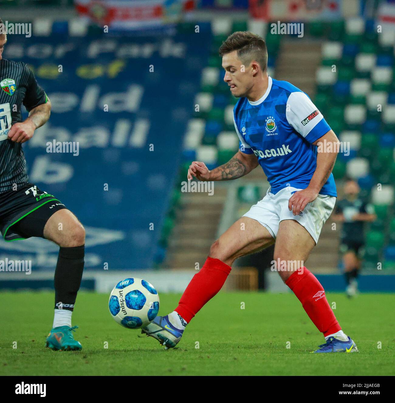 Windsor Park, Belfast, Nordirland, Großbritannien. 13. Juli 2022. UEFA Champions League erste Qualifikationsrunde (zweite Etappe) – Linfield gegen TNS. Fußballspieler in Aktion Fußballspieler Jordan Stewart (10) von Linfield. Stockfoto