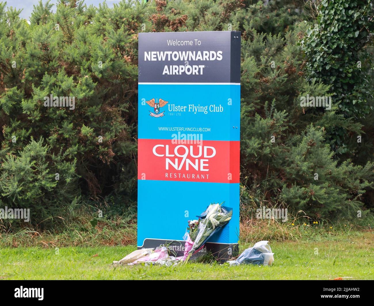 Blumenverehrungen am Eingang zum Flughafen Newtownards nach einem tödlichen Flugunfall in Großbritannien im Juli 2022, an dem zwei Ulster Flying Club-Mitglieder beteiligt waren Stockfoto