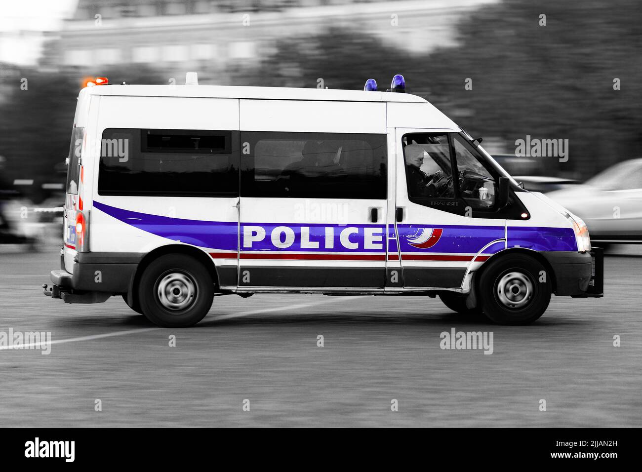 Am 24. Juli 2022 fährt ein Polizeiwagen (Lkw, Transporter) durch die Stadt, um die Sicherheit in Paris zu gewährleisten. Französische Nationalpolizei in Aktion. Foto von Victor Joly/ABACAPRESS.COM Stockfoto