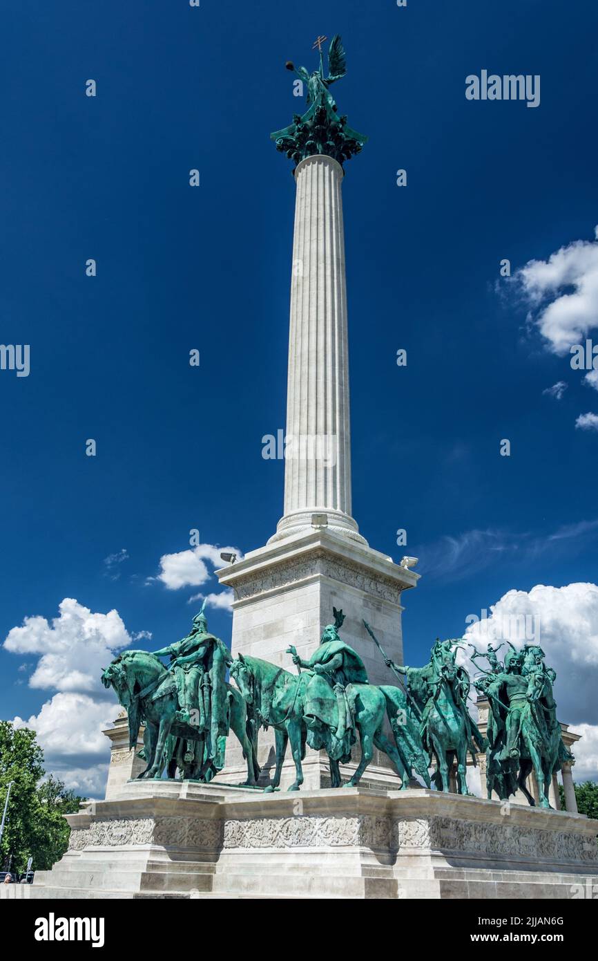 Der Heldenplatz (Hősök tere) ist einer der wichtigsten Plätze in Budapest. Bekannt für einen Statuenkomplex mit den Sieben Häuptern der Magyaren und anderen i Stockfoto