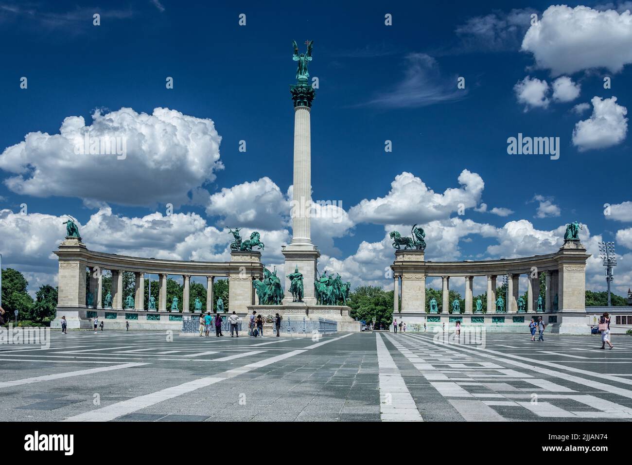 7. Juni 2022, Budapest, Ungarn - der Heldenplatz (Hősök tere) ist einer der wichtigsten Plätze in Budapest. Bekannt für den Statuenkomplex mit der Seven Chie Stockfoto