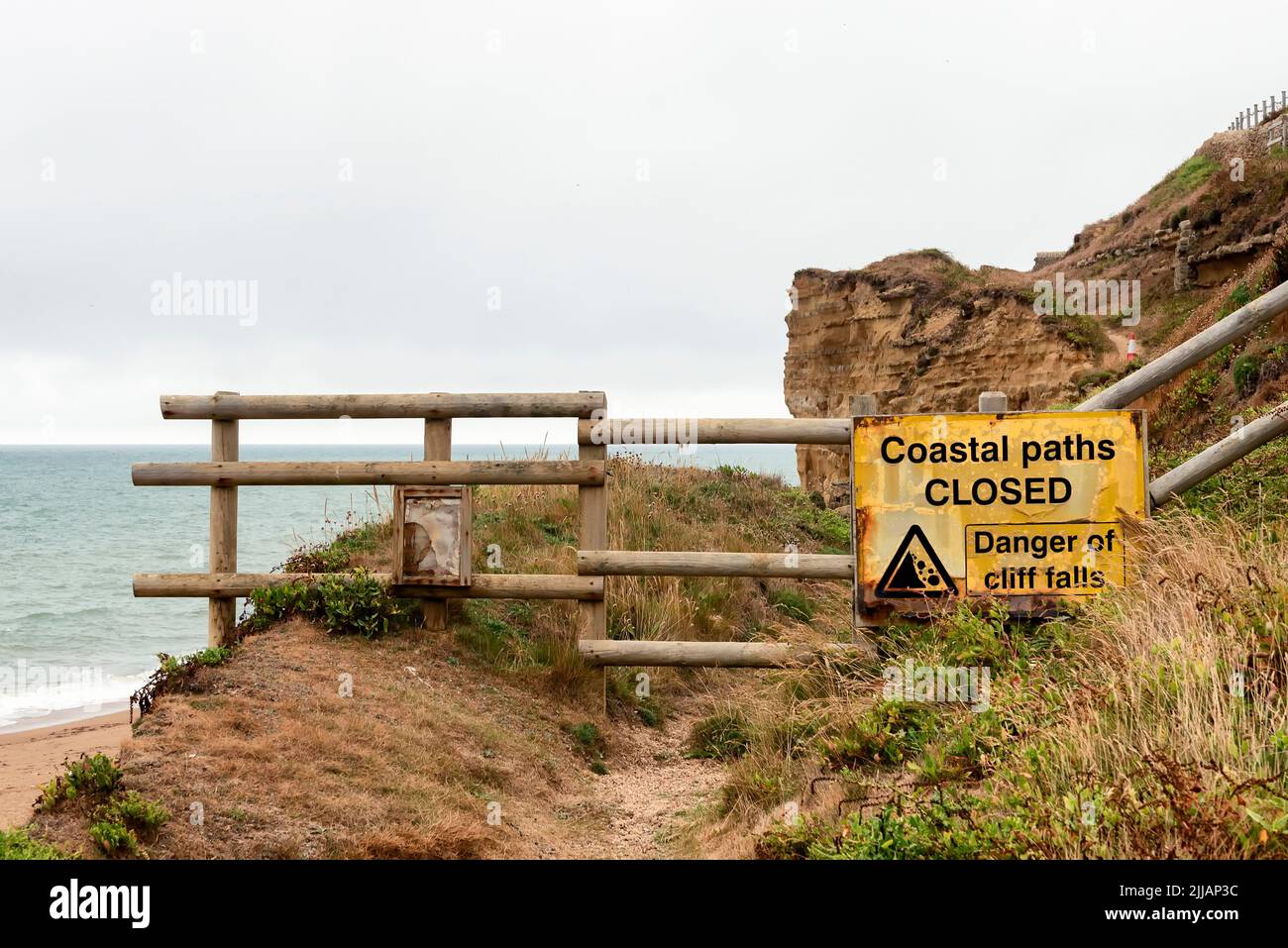 Schild: Küstenweg geschlossen - Gefahr von Klippenfällen Stockfoto