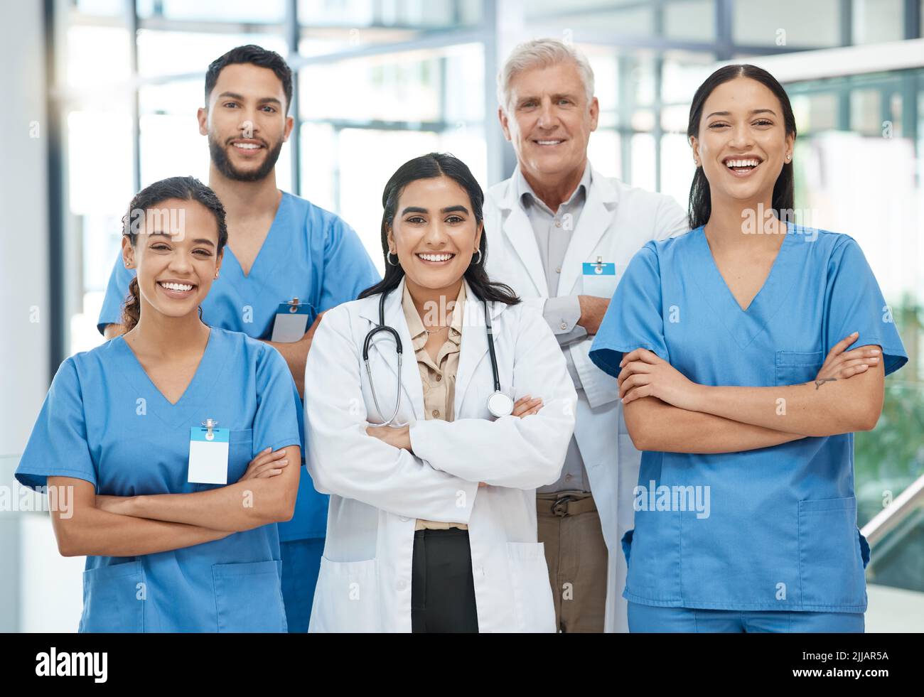 Multidisziplinäre Versorgung ist ein integrierter Teamansatz im Gesundheitswesen. Eine Gruppe von Ärzten, die in einem Krankenhaus zusammenstehen. Stockfoto