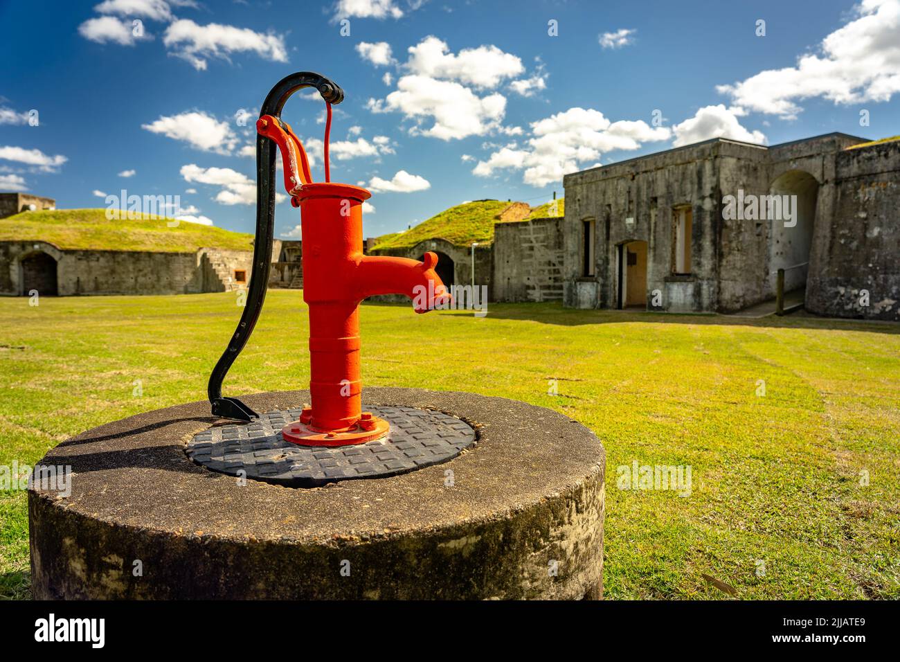 Brisbane, Australien - Alte rote Wasserpumpe in Fort Lytton Stockfoto