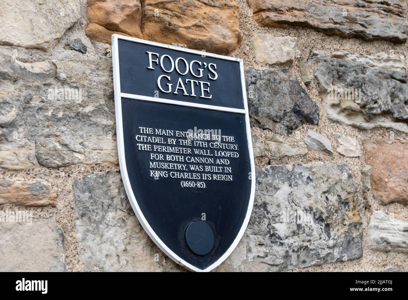 Edinburgh Castle und Plakette für Foogs Tor an der Burgmauer, Edinburgh, Schottland, Großbritannien Stockfoto