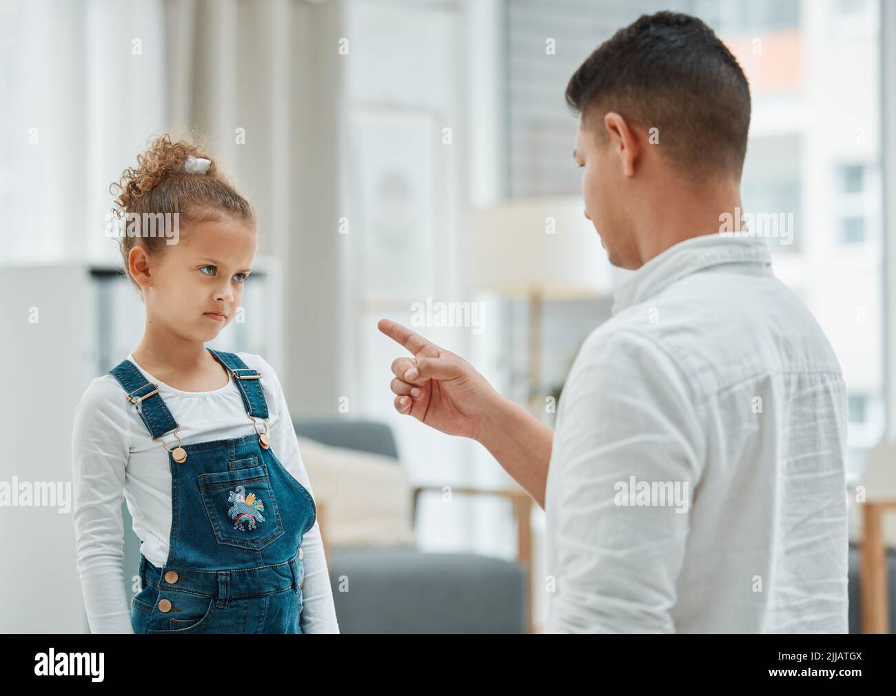 Dieses Verhalten ist nicht in Ordnung. Ein Vater disziplinierte seine Tochter. Stockfoto