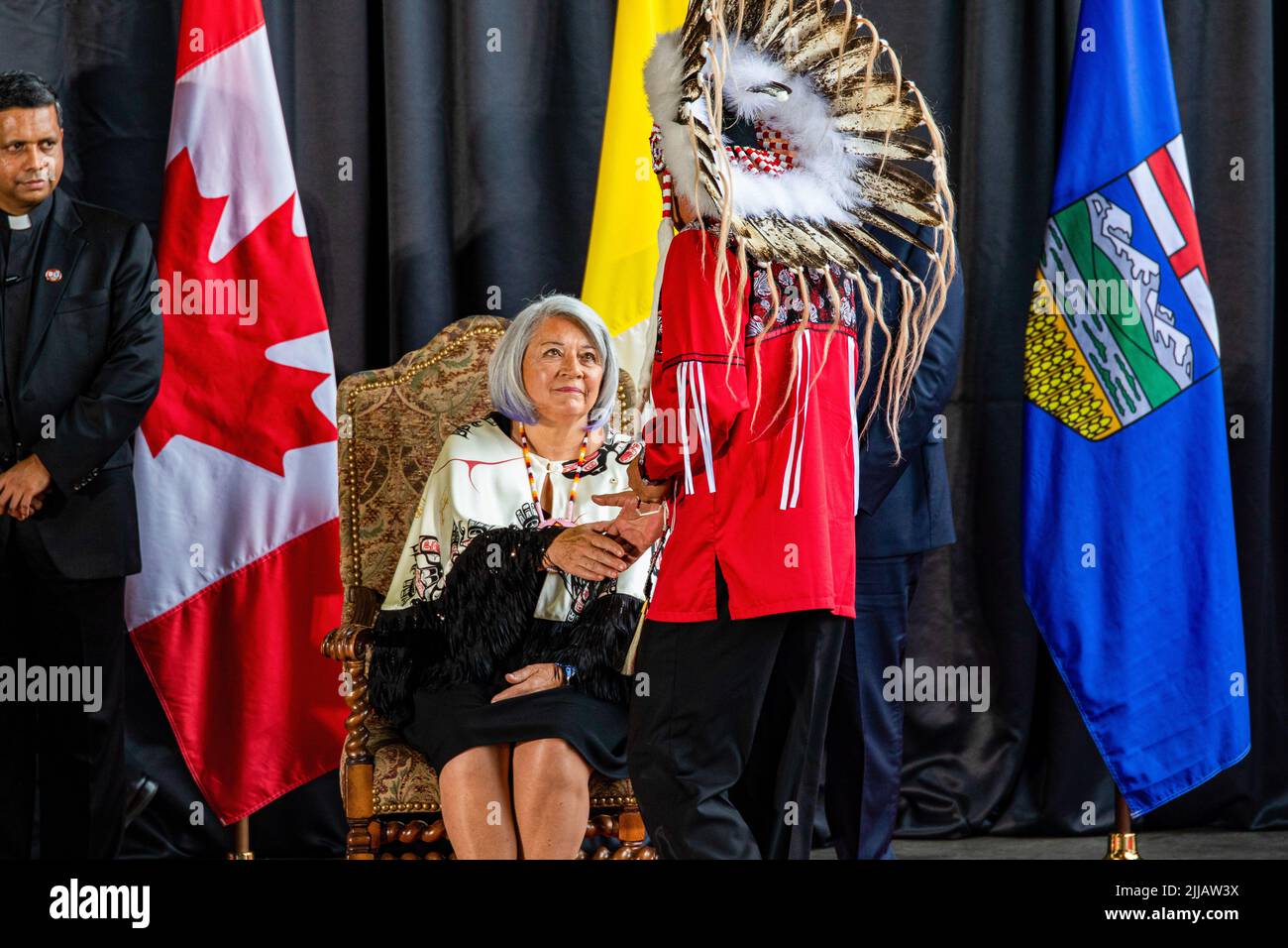 Edmonton, Kanada. 24.. Juli 2022. Ihre Exzellenz, die rechte ehrenwerte Mary Simon, Generalgouverneur von Kanada, begrüßt den Chef George Desjarlais während einer Zeremonie zur Anerkennung der Ankunft seiner Heiligkeit Papst Franziskus in Kanada. Kredit: SOPA Images Limited/Alamy Live Nachrichten Stockfoto