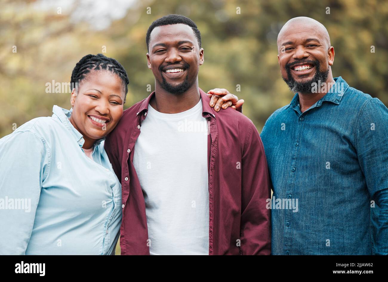 Waren so stolz auf unseren Sohn. Eine Familie, die sich gemeinsam in ihrem Garten erholte. Stockfoto
