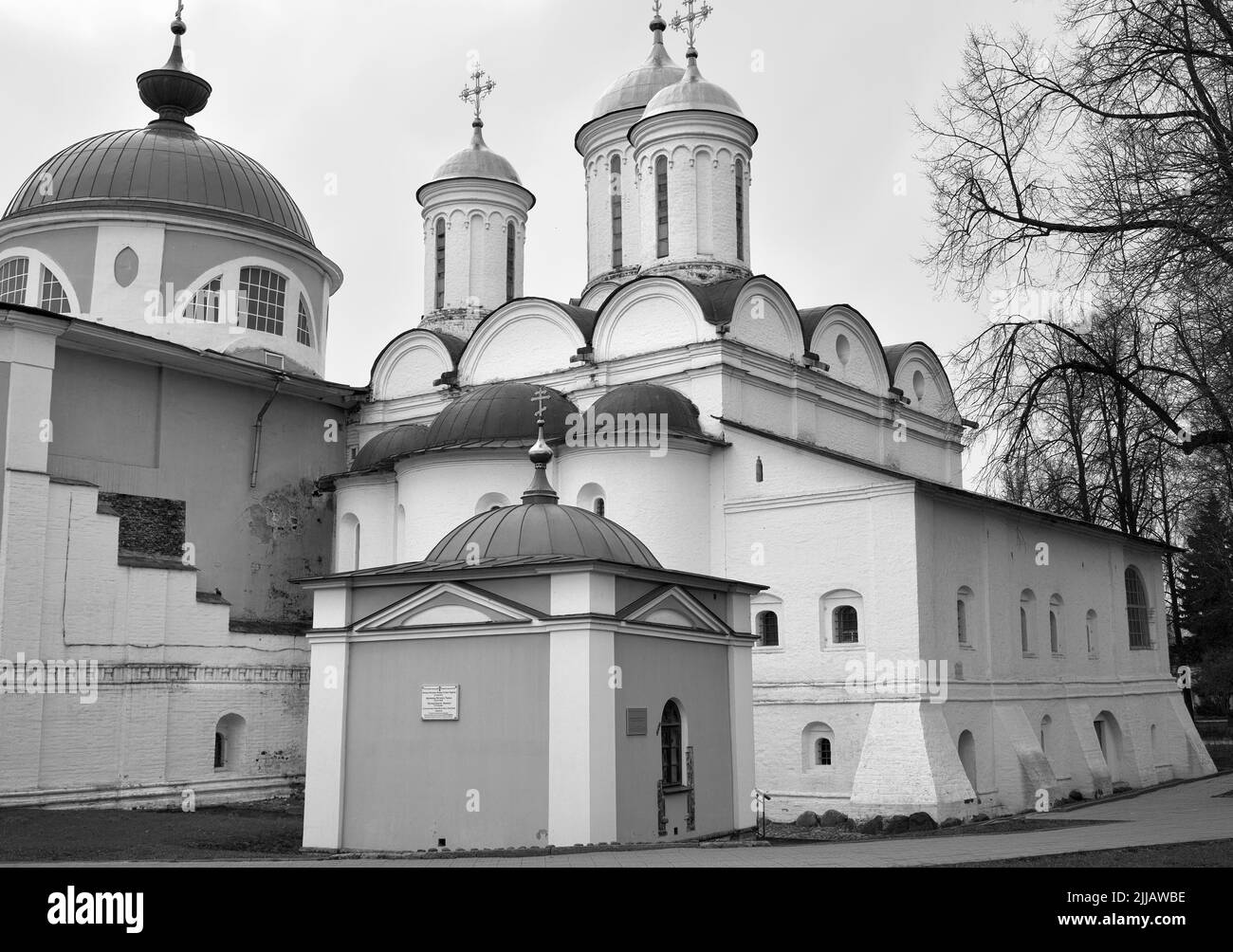 Die Kathedrale der Verklärung aus weißem Stein. Die orthodoxe Kirche, das Denkmal der russischen Architektur des XVI. Jahrhunderts. Jaroslawl, Russland, 2022 Stockfoto