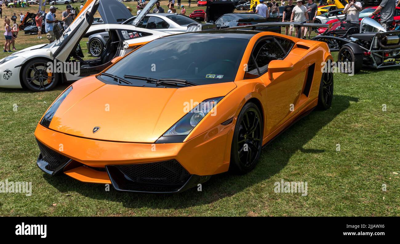 Ein orangefarbener Lamborghini auf der Pittsburgh Vintage Grand Prix-Automobilausstellung Stockfoto