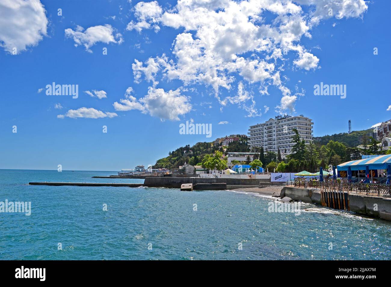 Radisson Blue Hotel aka Riviera Sunrise Resort Spa Aluschta in Aluschta, Krim, Ukraine. Das Hotel hat 146 neue Suiten für Touristen. Stockfoto