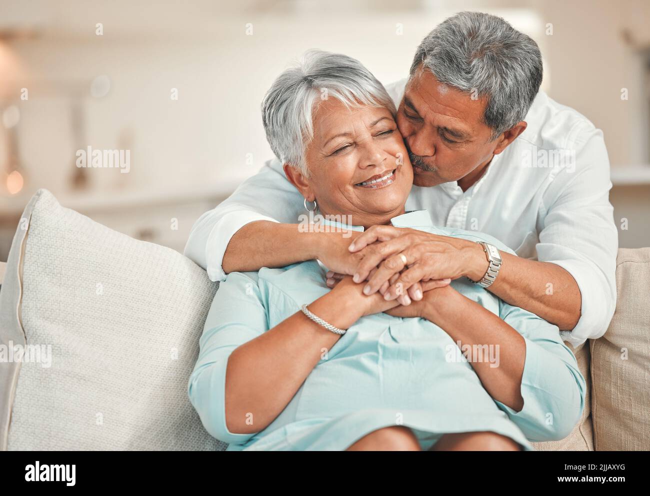 Mein ewiger valentinstag. Ein glückliches Seniorenpaar, das sich zu Hause auf dem Sofa entspannt. Stockfoto