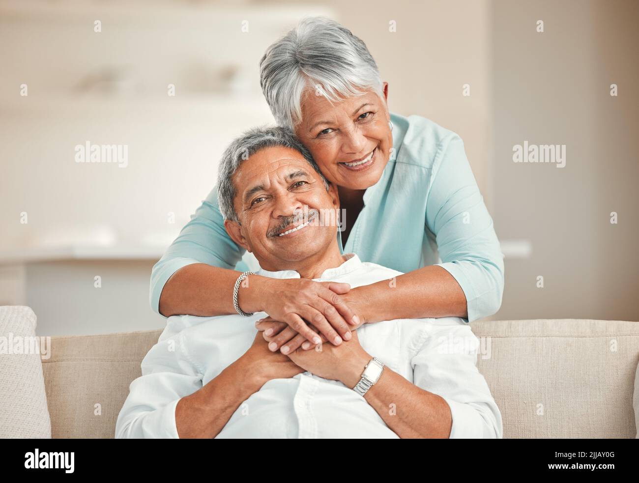 Ich liebe dich so. Ein glückliches Seniorenpaar, das sich zu Hause auf dem Sofa entspannt. Stockfoto