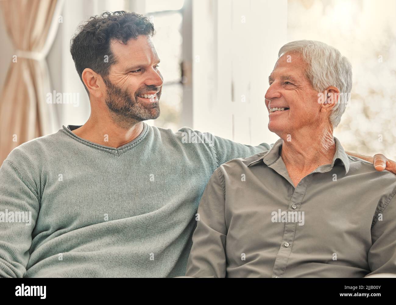 Wir können immer ein gutes Lachen teilen. Ein Vater und ein Sohn verbringen Zeit zusammen zu Hause. Stockfoto
