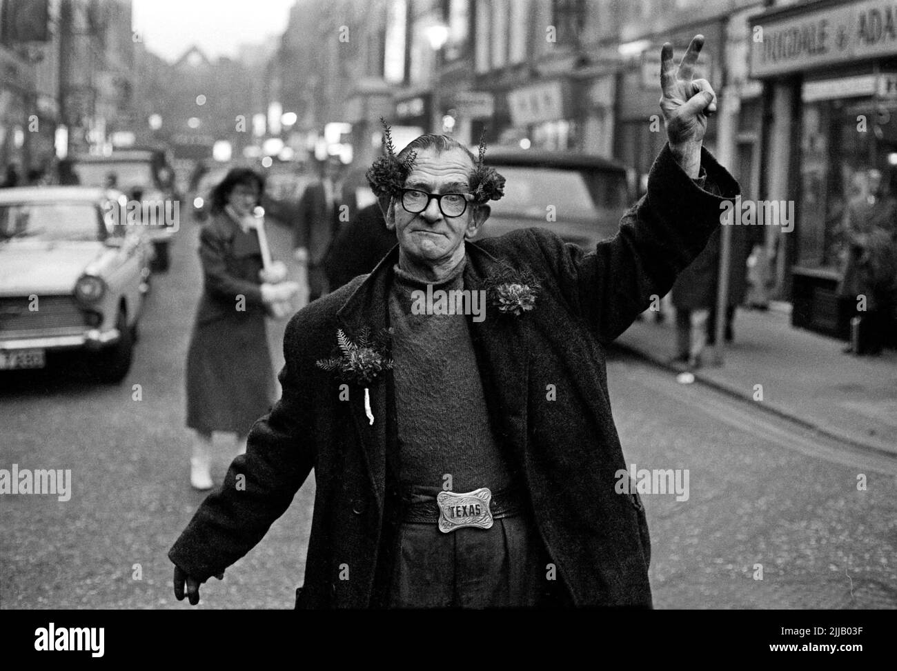 Londoner Straßencharakter und Zeitungsverkäufer, allen bekannt als 'Rosie', in der Gerrard Street, Soho, London 1969 Stockfoto